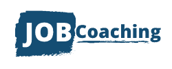 Logo mit der Aufschrift JOB Coaching. JOB steht in fetten wei&szlig;en Buchstaben auf blauem Hintergrund; Coaching ist in blauer Schrift mit blauer Unterstreichung. Ideal f&uuml;r Jobcoaching M&uuml;nchen Branding und professionelle Coaching-Dienstleistungen.