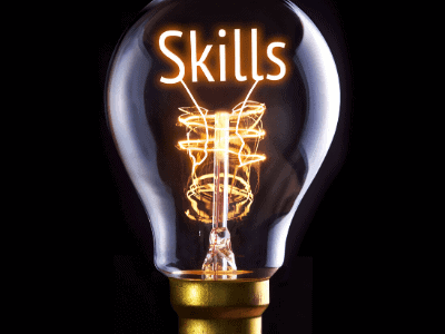Eine leuchtende Glühbirne mit dem Wort Skills im Inneren, das Ideen, Wissen oder Talent symbolisiert. Der schwarze Hintergrund hebt die Glühbirne und den Text hervor - perfekt, um Jobcoaching München und persönliche Entwicklung zu repräsentieren.