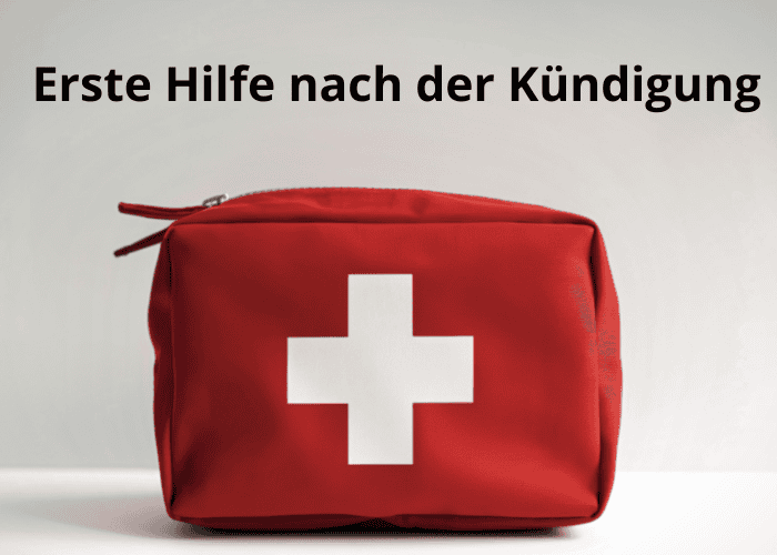 Ein roter Erste-Hilfe-Kasten mit einem weißen Kreuz steht auf einer hellen Fläche. Darüber steht in deutscher Sprache der Text "Erste Hilfe nach der Kündigung".