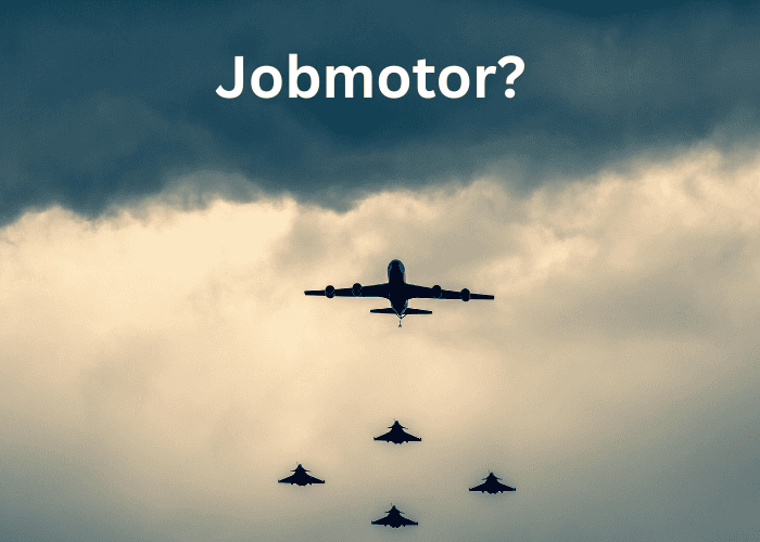 Ein Passagierflugzeug fliegt vor vier Militärjets in einer V-Formation unter dramatischen Wolken, mit dem Wort Jobmotor? in fetter weißer Schrift über den Flugzeugen.