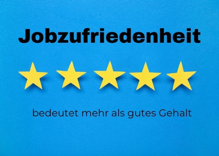 Auf blauem Hintergrund steht über fünf gelben Sternen der Schriftzug „Jobzufriedenheit“, darunter steht „bedeutet mehr als gutes Gehalt“.