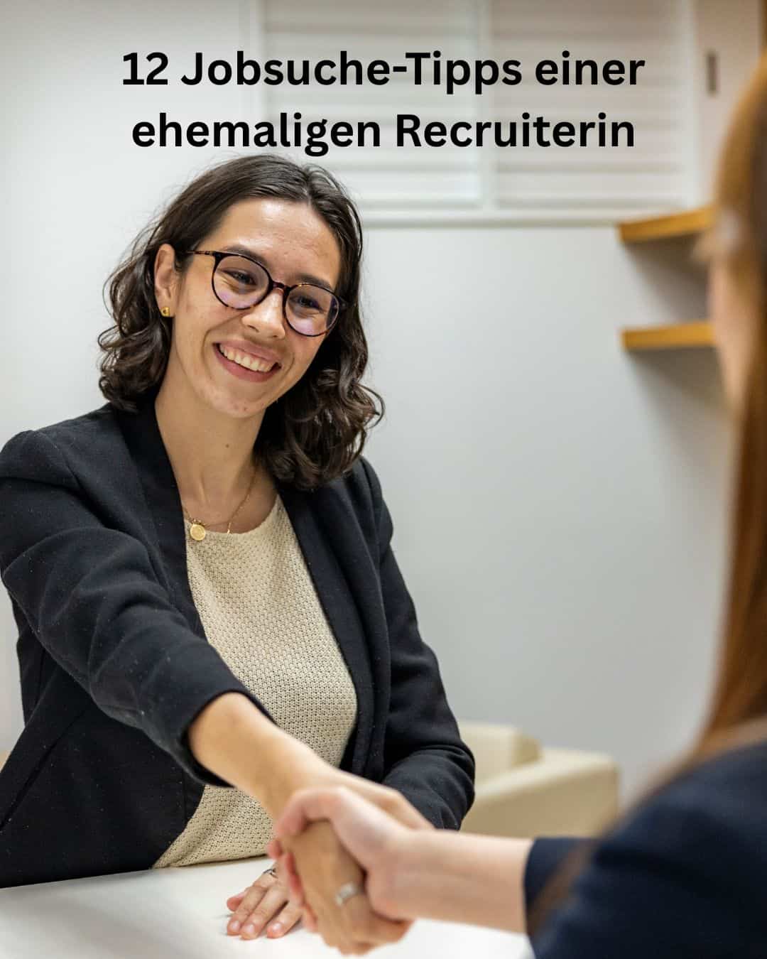 Eine Frau in Business-Kleidung lächelt und gibt während eines Vorstellungsgesprächs die Hand. Der Text darüber lautet: 12 Tipps zur Jobsuche von einer ehemaligen Personalvermittlerin.