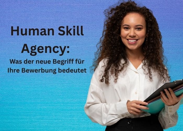 Eine lächelnde Frau mit lockigem Haar hält Ordner vor einem blauen Hintergrund mit Farbverlauf in der Hand. Der deutsche Text neben ihr lautet: Human Skill Agency: Was der neue Begriff für Ihre Bewerbung bedeutet.