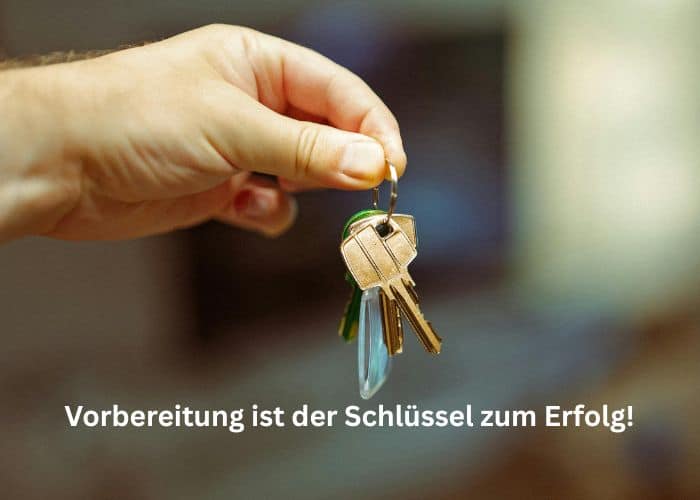 Eine Hand hält einen Schlüsselbund. Der Text auf dem Bild lautet auf Deutsch: „Vorbereitung ist der Schlüssel zum Erfolg!“, was so viel bedeutet wie: „Vorbereitung ist der Schlüssel zum Erfolg!“.