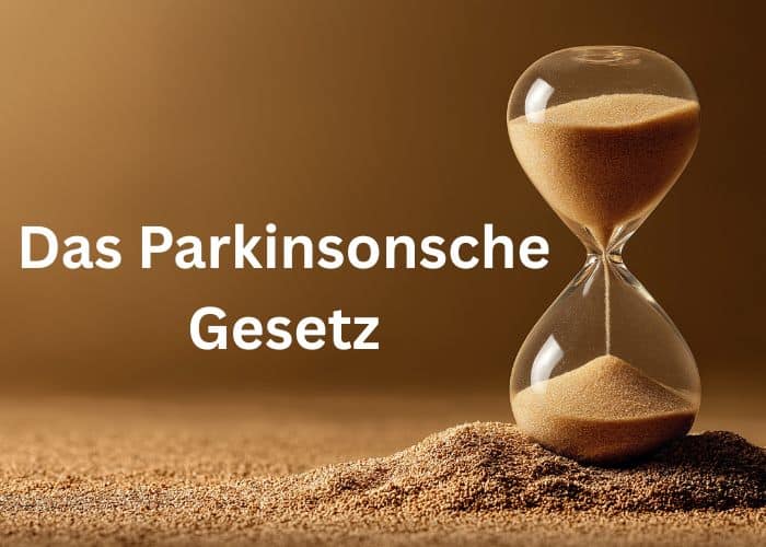 Eine Sanduhr, aus der Sand herabrieselt, daneben der deutsche Text „Das Parkinsonsche Gesetz“ auf braunem Hintergrund.