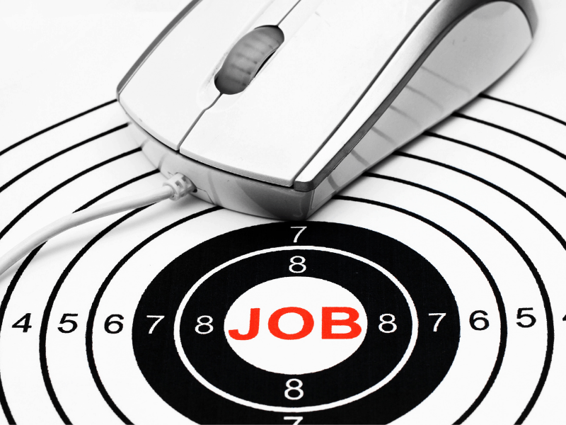 Eine Computermaus ruht auf einer schwarz-wei&szlig;en Zielscheibe mit dem Wort JOB in roter Schrift in der Mitte, die das Ziel der Stellensuche bzw. der Online-Stellenfindung symbolisiert - perfekt, um die Unterst&uuml;tzung durch Jobcoaching M&uuml;nchen zu verdeutlichen.